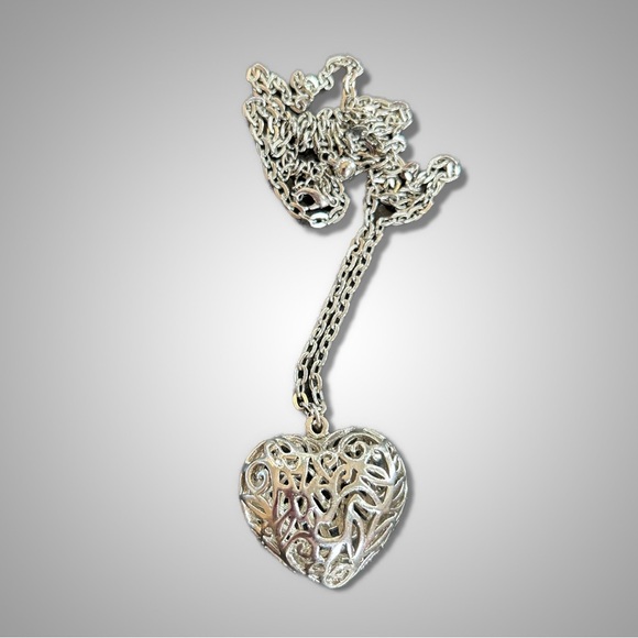 puffed filagree heart necklace - Picture 2 of 7